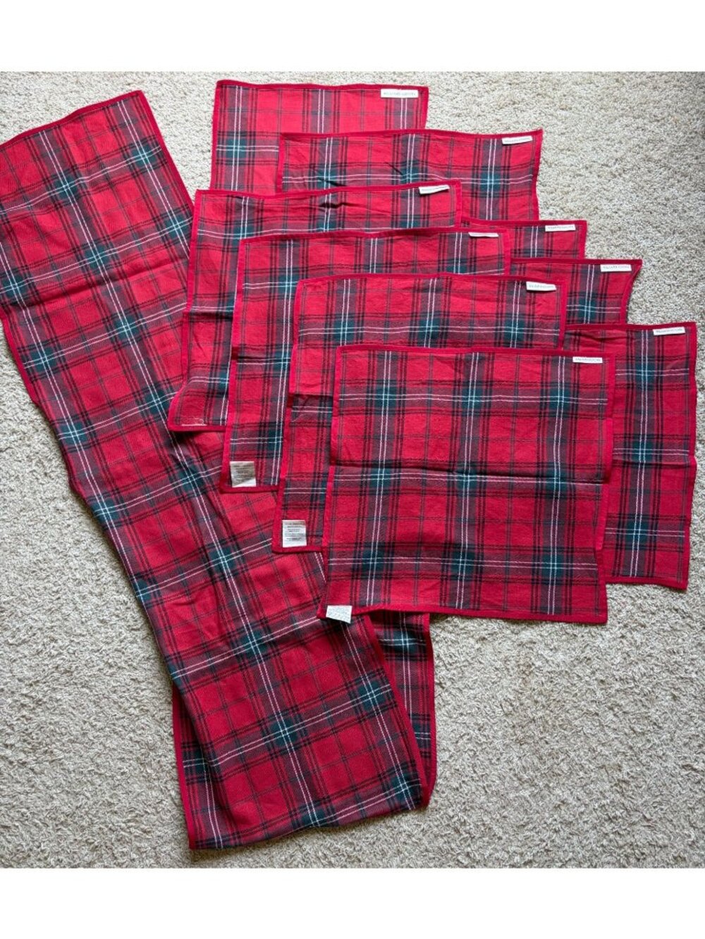 Williams Sonoma Set of 8 Tartan Plaid Red Cloth Napkins and Table Runner 16 x 90 - Picture 8 of 11